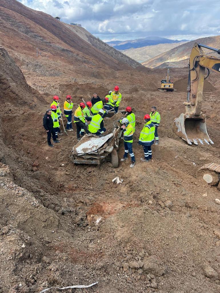 Erzincan'da, 9 kişinin toprak altında kaldığı liç alanında kamyonet bulundu