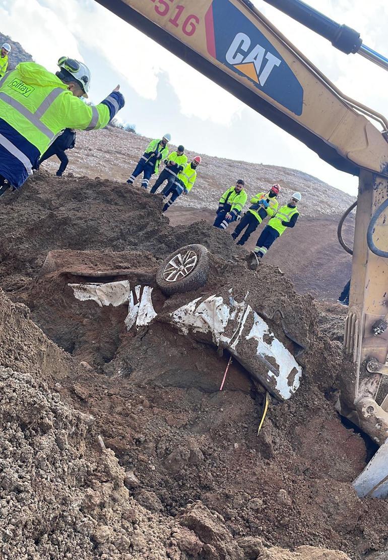 Erzincan'da, 9 kişinin toprak altında kaldığı liç alanında kamyonet bulundu