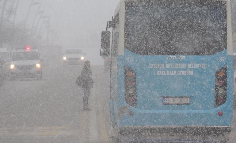 Erzurum'da kar yağışı; 147 mahallenin yolu ulaşıma kapandı