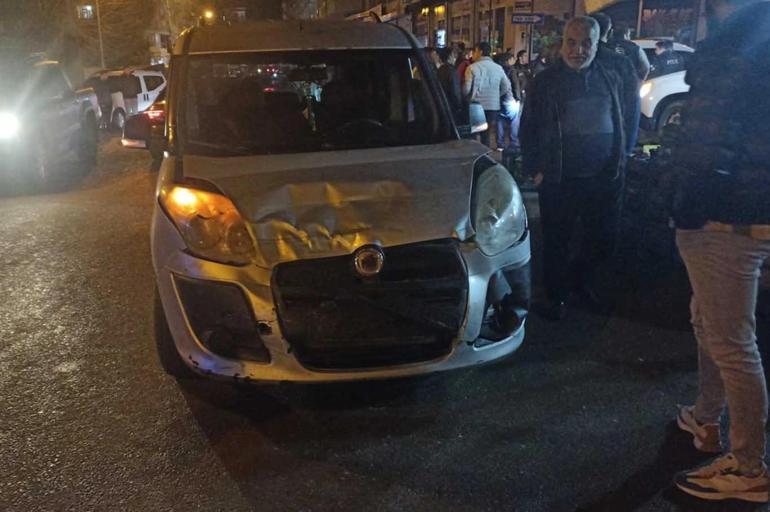 Hafif ticari aracın çarptığı otomobil manav tezgahına girdi: 1 yaralı