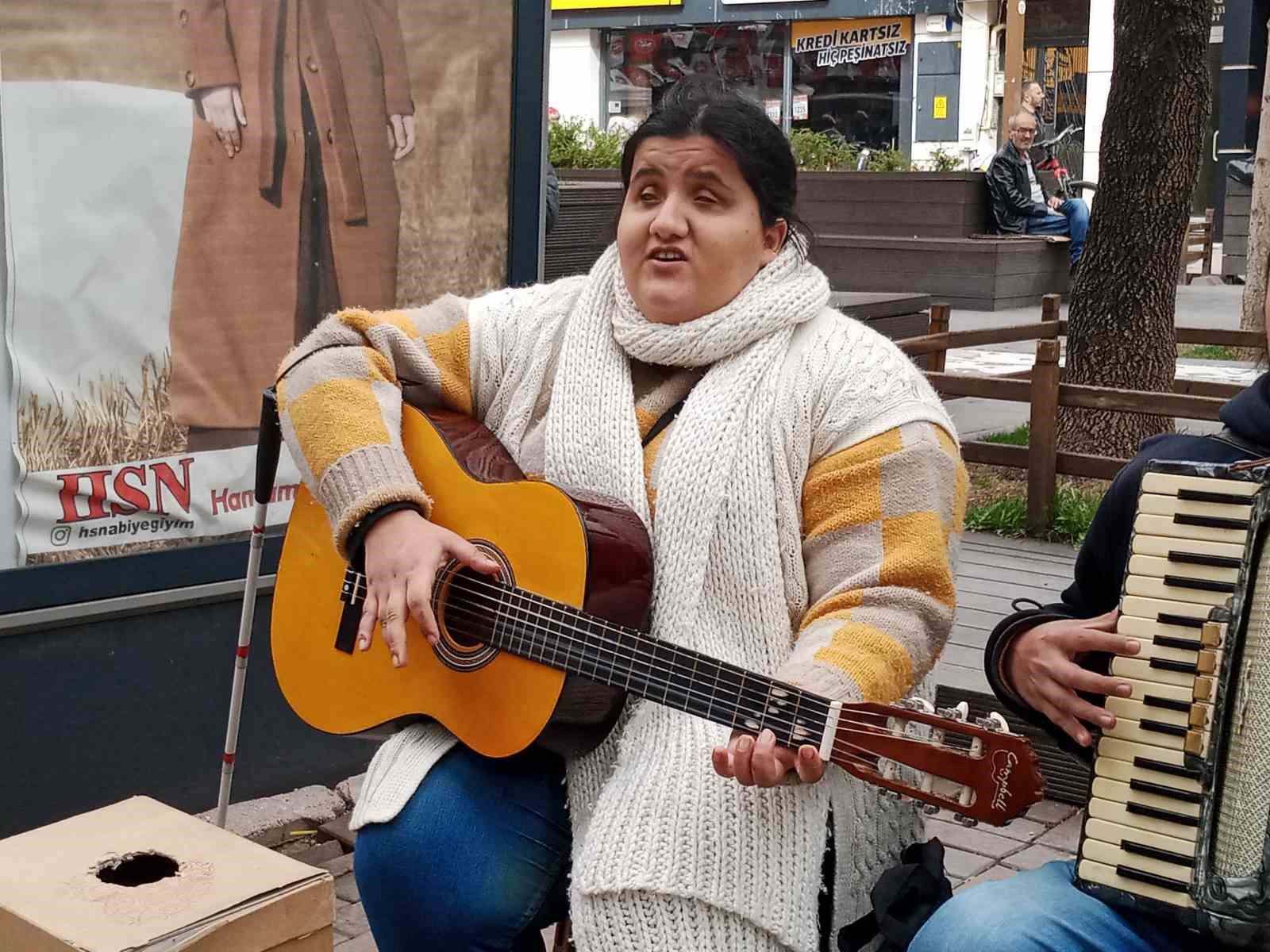 Engelli sokak müzisyenleri ilgi topladı