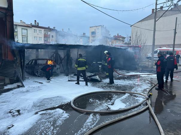 Sivas’ta garajda çıkan yangında iki otomobil kül oldu