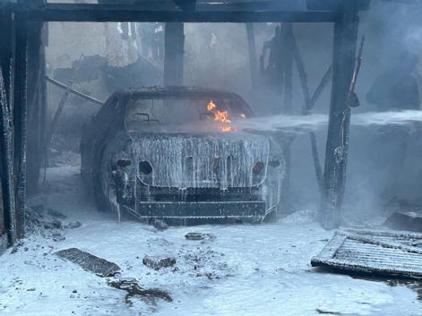 Sivas’ta garajda çıkan yangında iki otomobil kül oldu