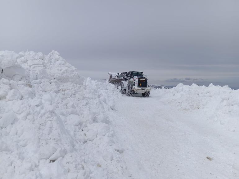 Yüksekova'da üs bölgesi yolunda 5 metre karla mücadele