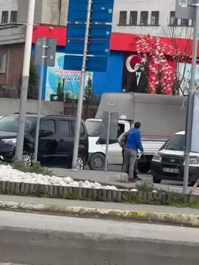 Gaziosmanpaşa'da yol verme tartışmasında havaya ateş açtı