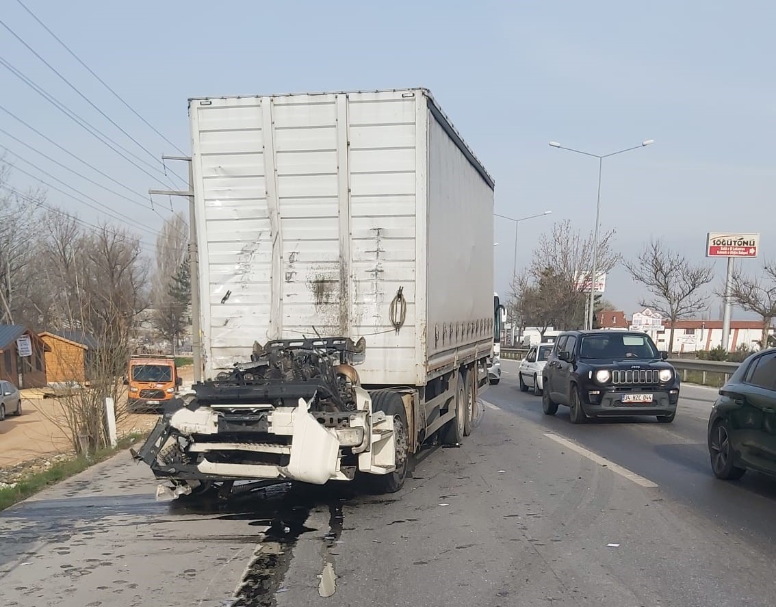 Kazada şoför kabini kopan tırın sürücüsü yaralandı