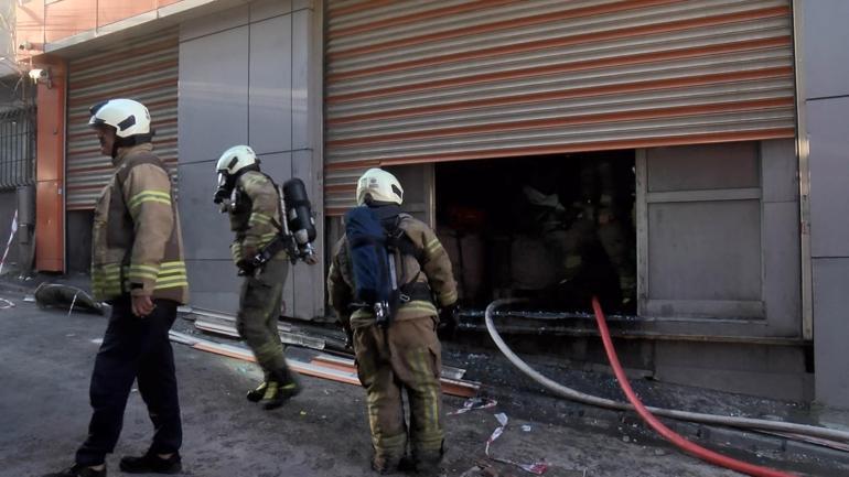 Bayrampaşa'da ham madde deposunda yangın: 19 kişiyi itfaiye kurtardı