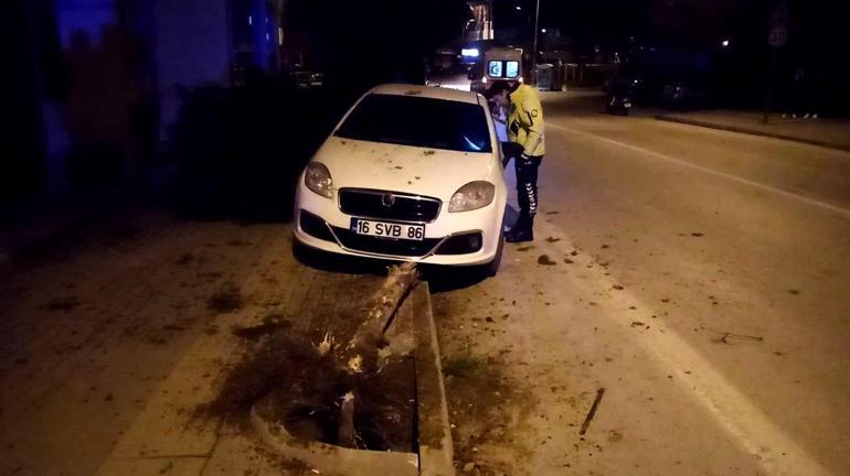 Bursa'da hafif ticari araç ile otomobil çarpıştı; 4 yaralı