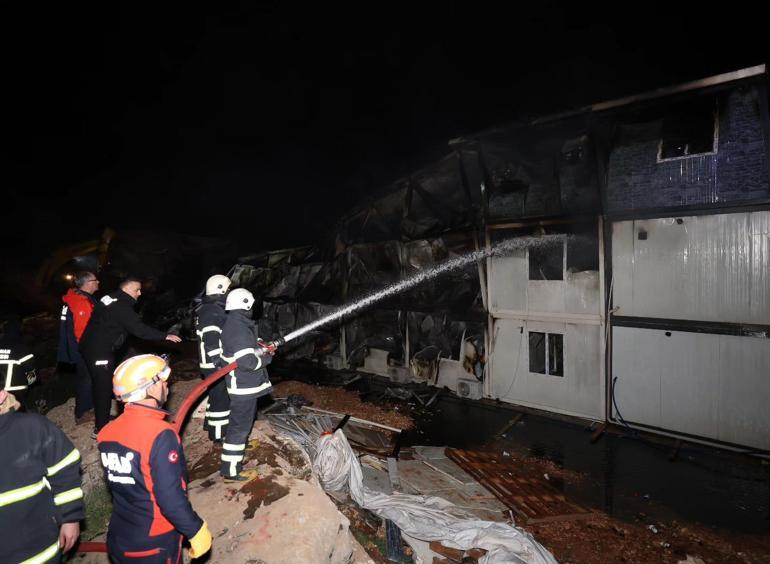 Adıyaman'da TOKİ şantiyesindeki konteyner yangını 2 saatte söndürüldü