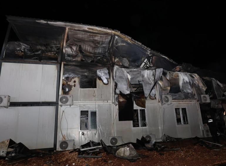 Adıyaman'da TOKİ şantiyesindeki konteyner yangını 2 saatte söndürüldü