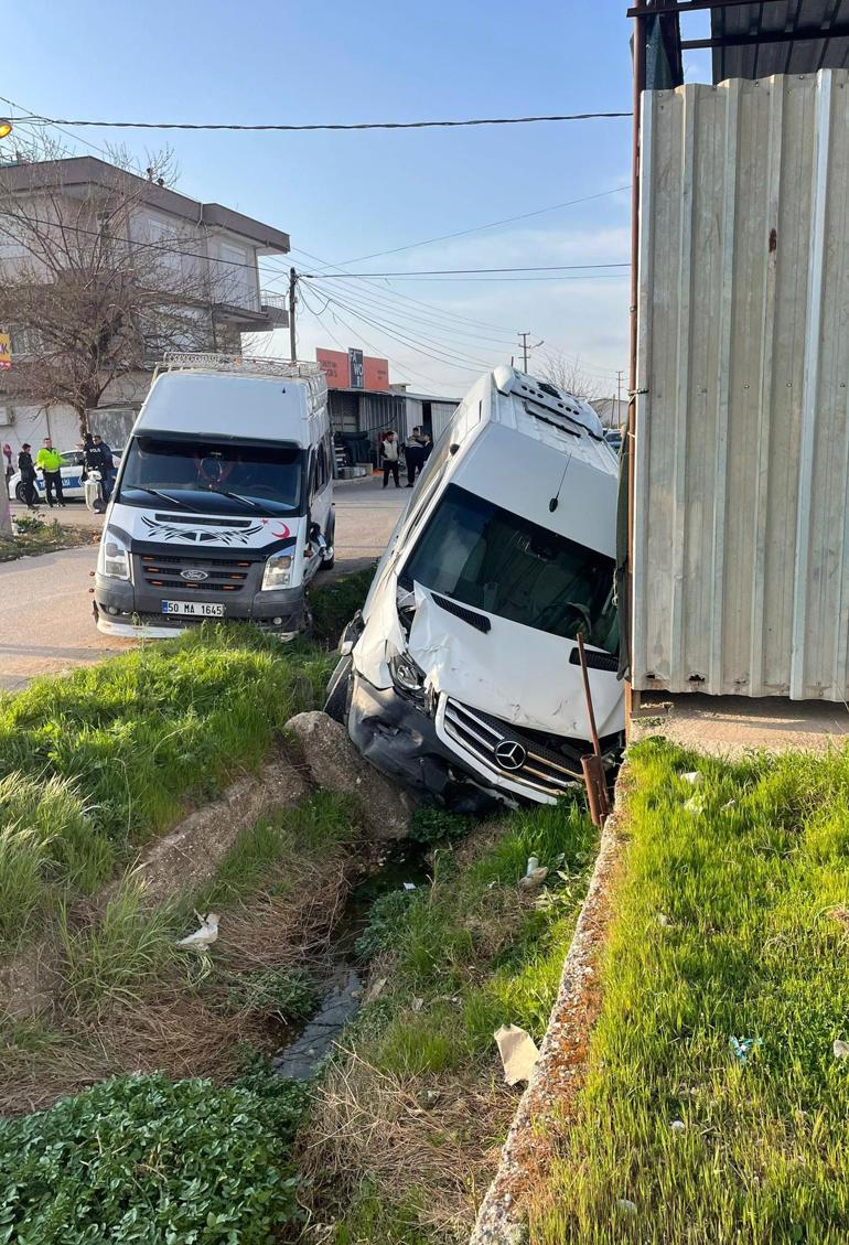 Antalya'da öğrenci ve işçi servis minibüsleri çarpıştı: 9 yaralı