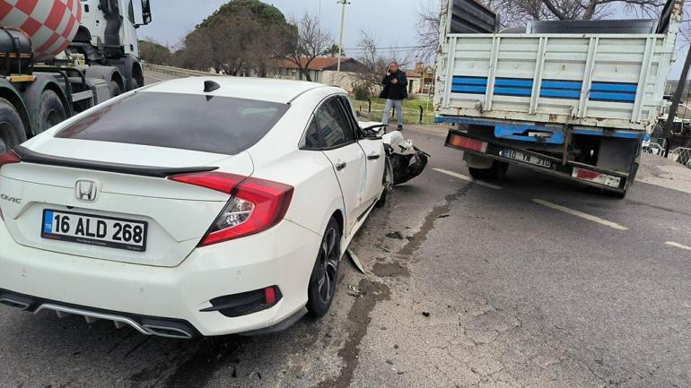 Sürücüsü 'U' dönüşü yapan kamyonete otomobil çarptı: 3 yaralı