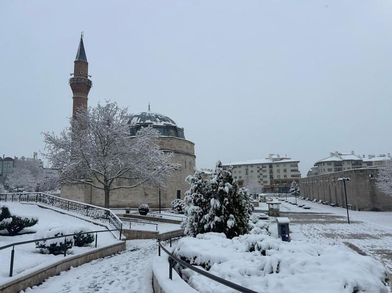 Sivas'ta 109 köy yolu kardan kapandı