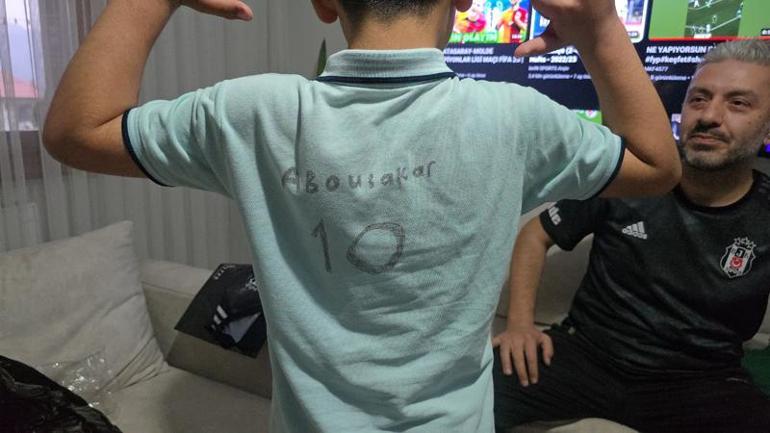 Beşiktaş formasına benzetmeye çalıştığı tişörtüyle fotoğrafı çekilen Muhammed Emir'e sürpriz