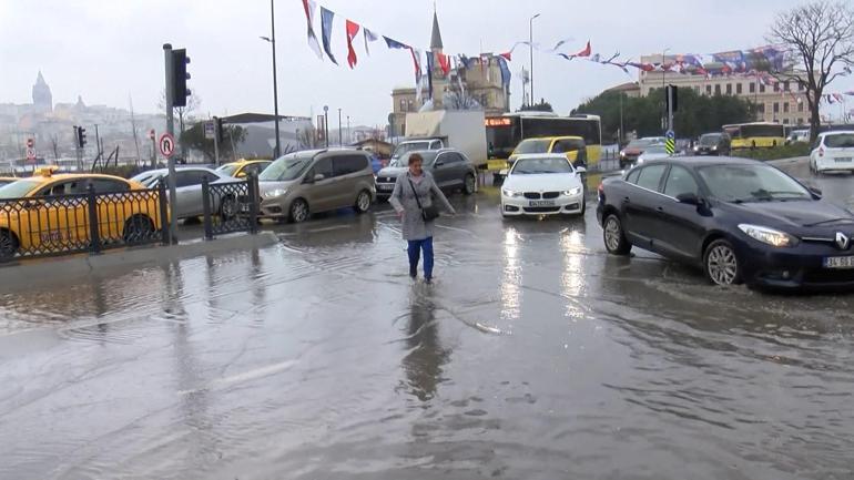 Eminönü'nde sağanak yağış sonrası yollar göle döndü