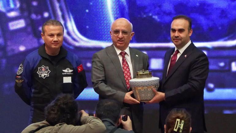 Bakan Kacır ve Türkiye'nin ilk astronotu Gezeravcı 'Gençlik Buluşması'na katıldı