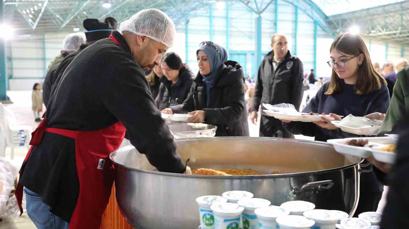 75. Yıl Mahallesi’nde binlerce kişiye iftar yemeğinde buluştu