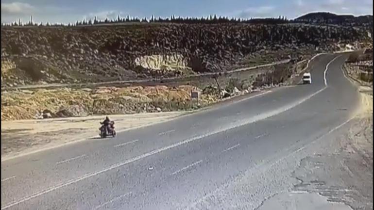 Minibüsün çarptığı elektrikli motosiklet sürücüsü hayatını kaybetti