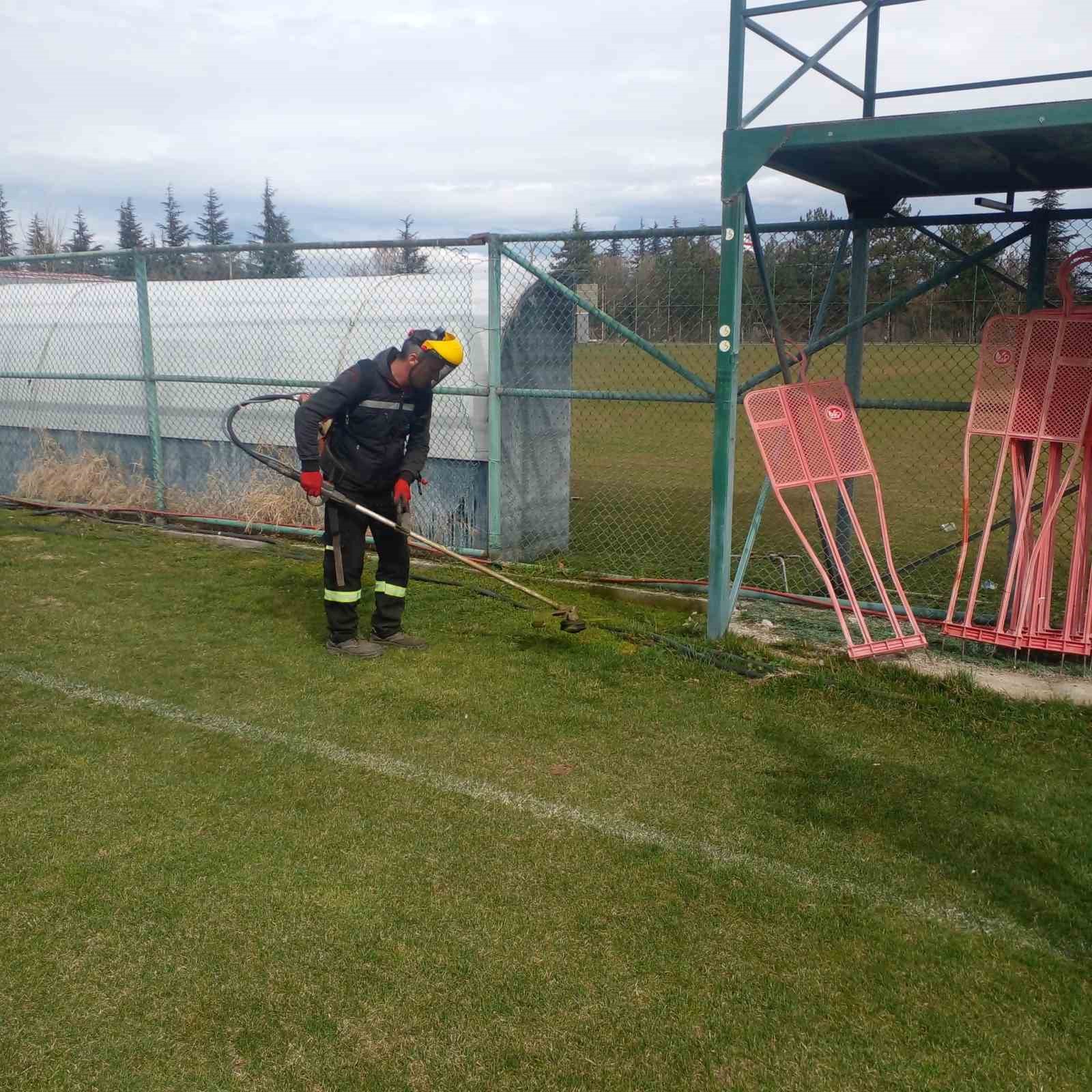 Odunpazarı Belediyesi tarafından Eskişehirspor tesislerindeki sahanın çimleri biçildi