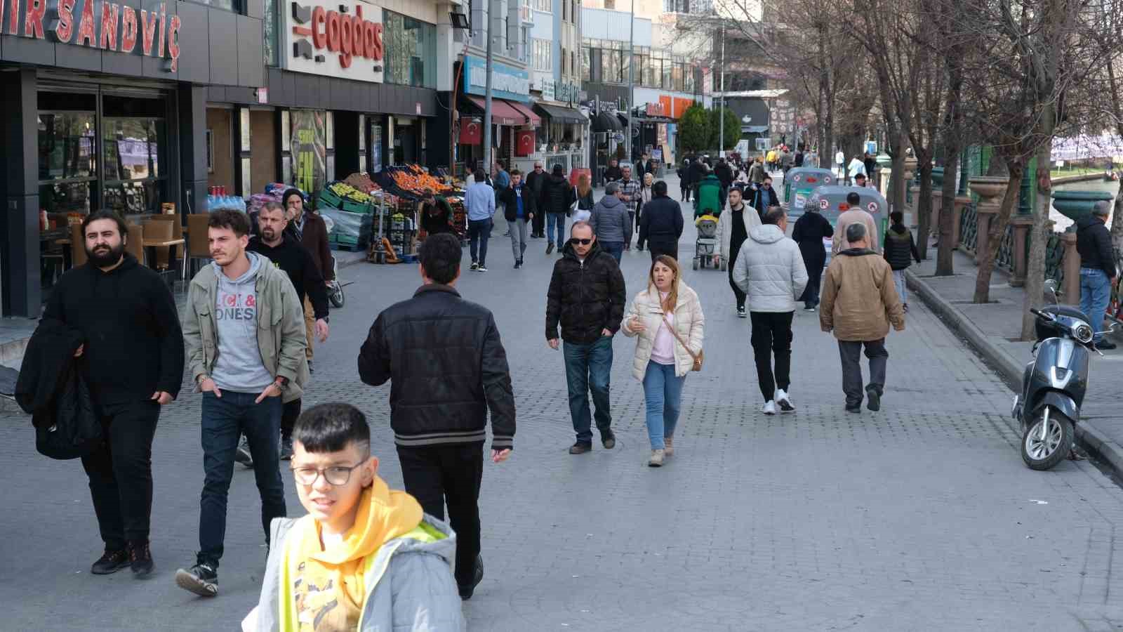 Güzel havayı fırsat bilen vatandaşlar sokaklara akın etti