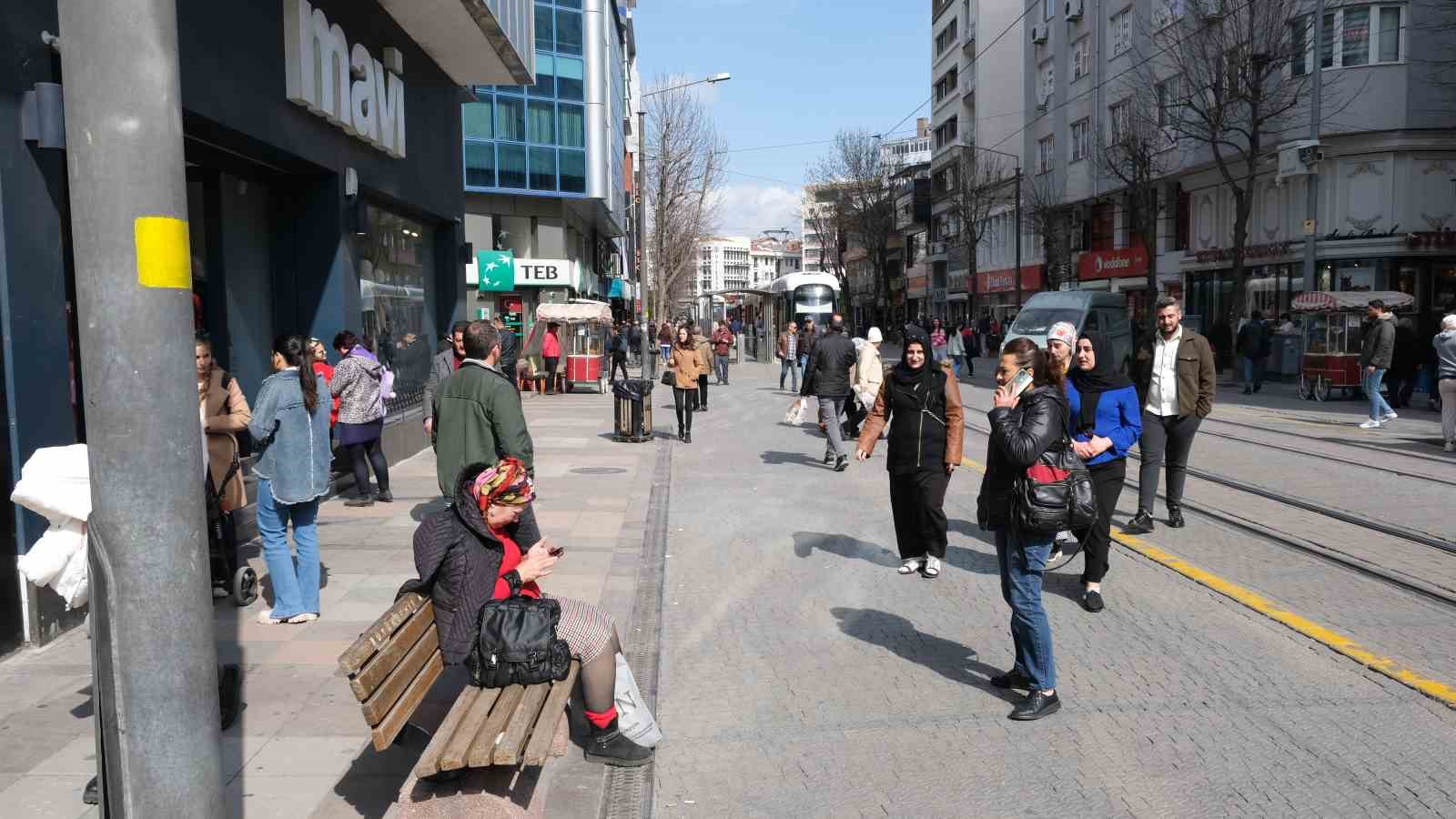 Güzel havayı fırsat bilen vatandaşlar sokaklara akın etti