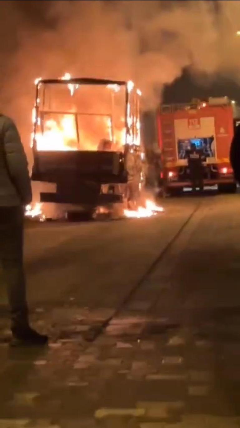Ataşehir'de park halindeki hurda kamyonet alev alev yandı