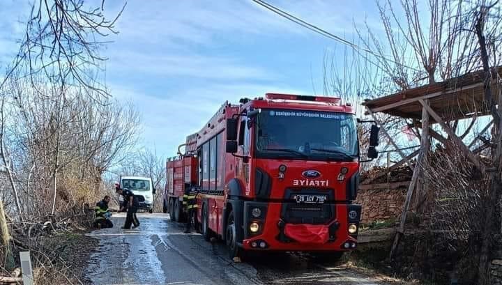 Ahşap evde çıkan yangın itfaiye ekiplerince söndürüldü