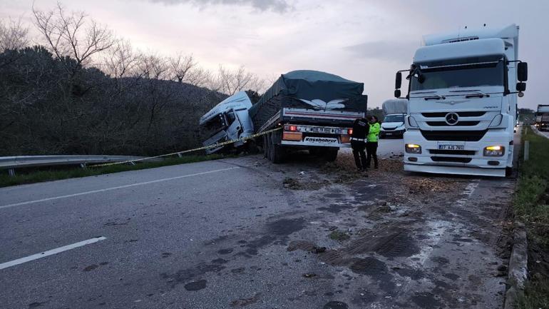 Karşı şeride geçen otomobil TIR'ın altına girdi: 2 ölü, 1 yaralı