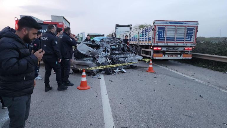 Karşı şeride geçen otomobil TIR'ın altına girdi: 2 ölü, 1 yaralı