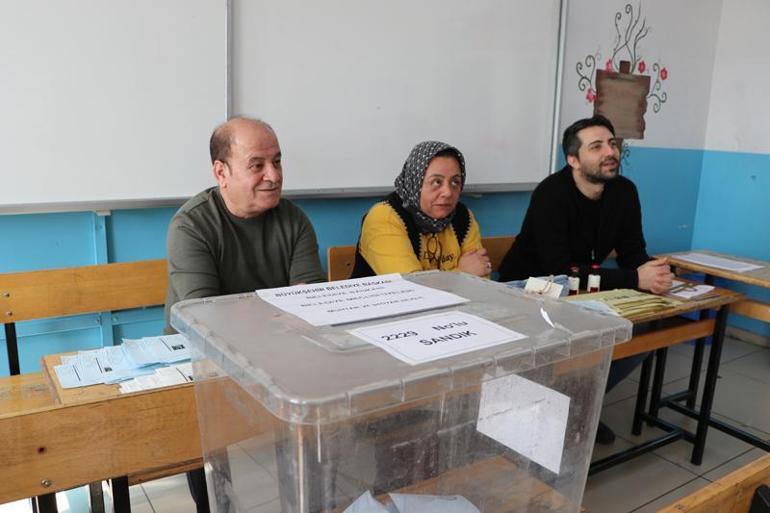 DEM Parti'nin Van büyükşehir adayları oylarını kullandı