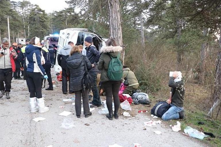Bolu'da tatilcilerin taşındığı minibüs devrildi: 14 yaralı