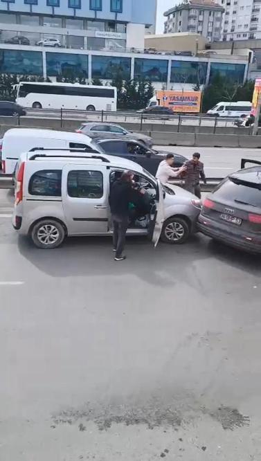 Ataşehir'de tartıştığı sürücünün yolunu kesti, tehdit etti