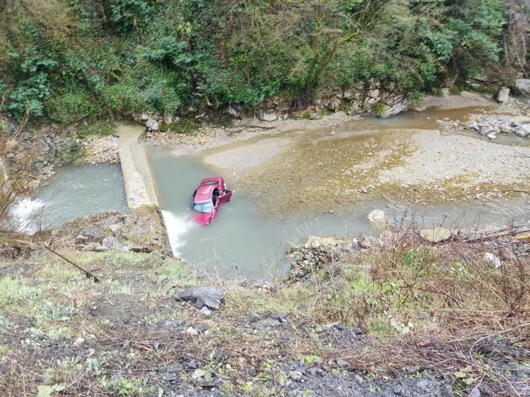 Dereye devrilen otomobilde sıkışan sürücüyü boğulmaktan AFAD ekipleri kurtardı