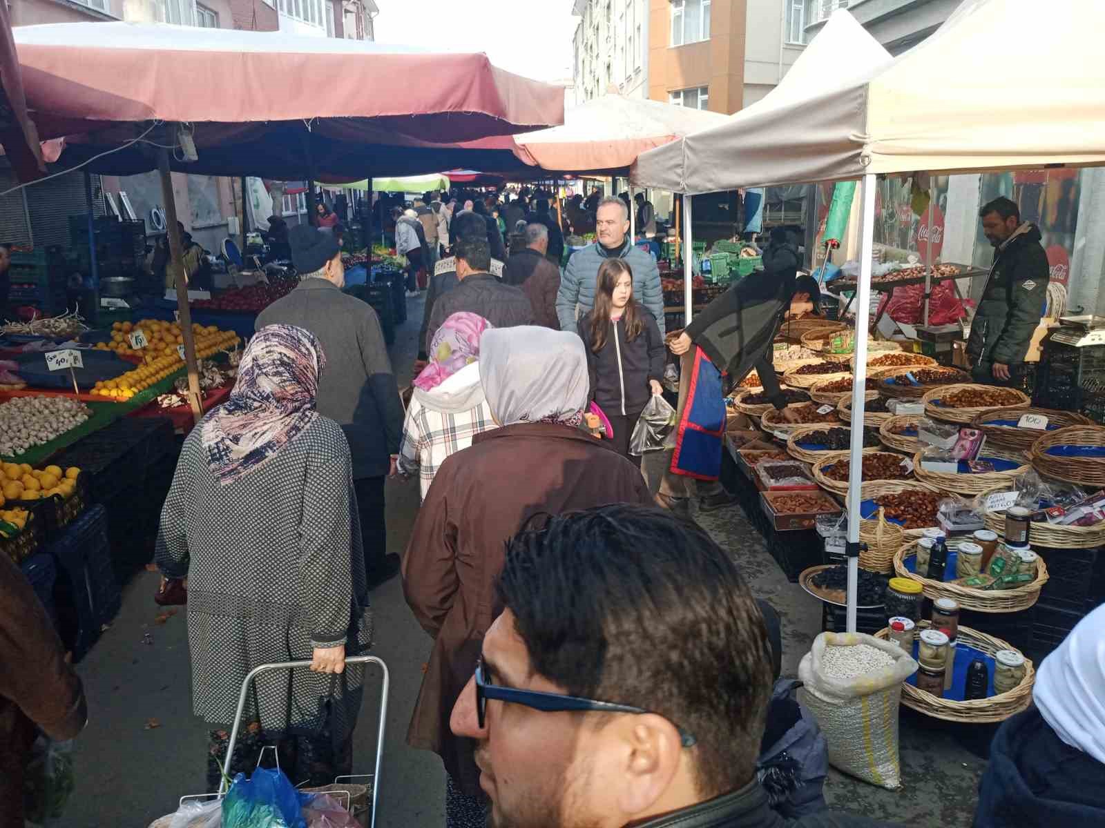 Semt pazarlarında Ramazan yoğunluğu