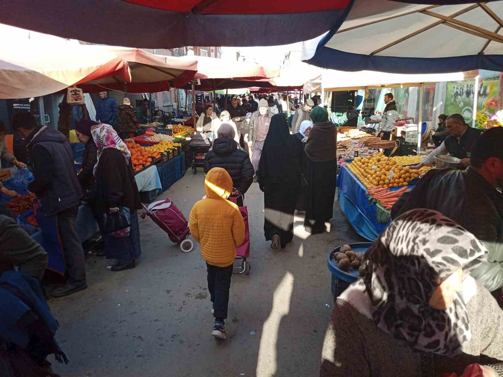 Semt pazarlarında Ramazan yoğunluğu