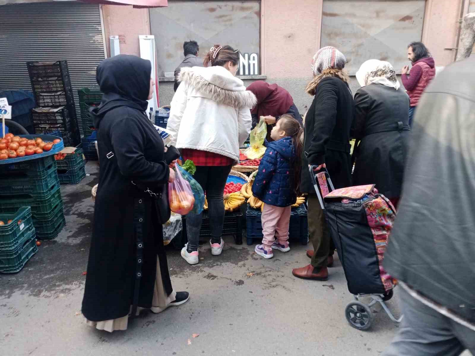 Semt pazarlarında Ramazan yoğunluğu