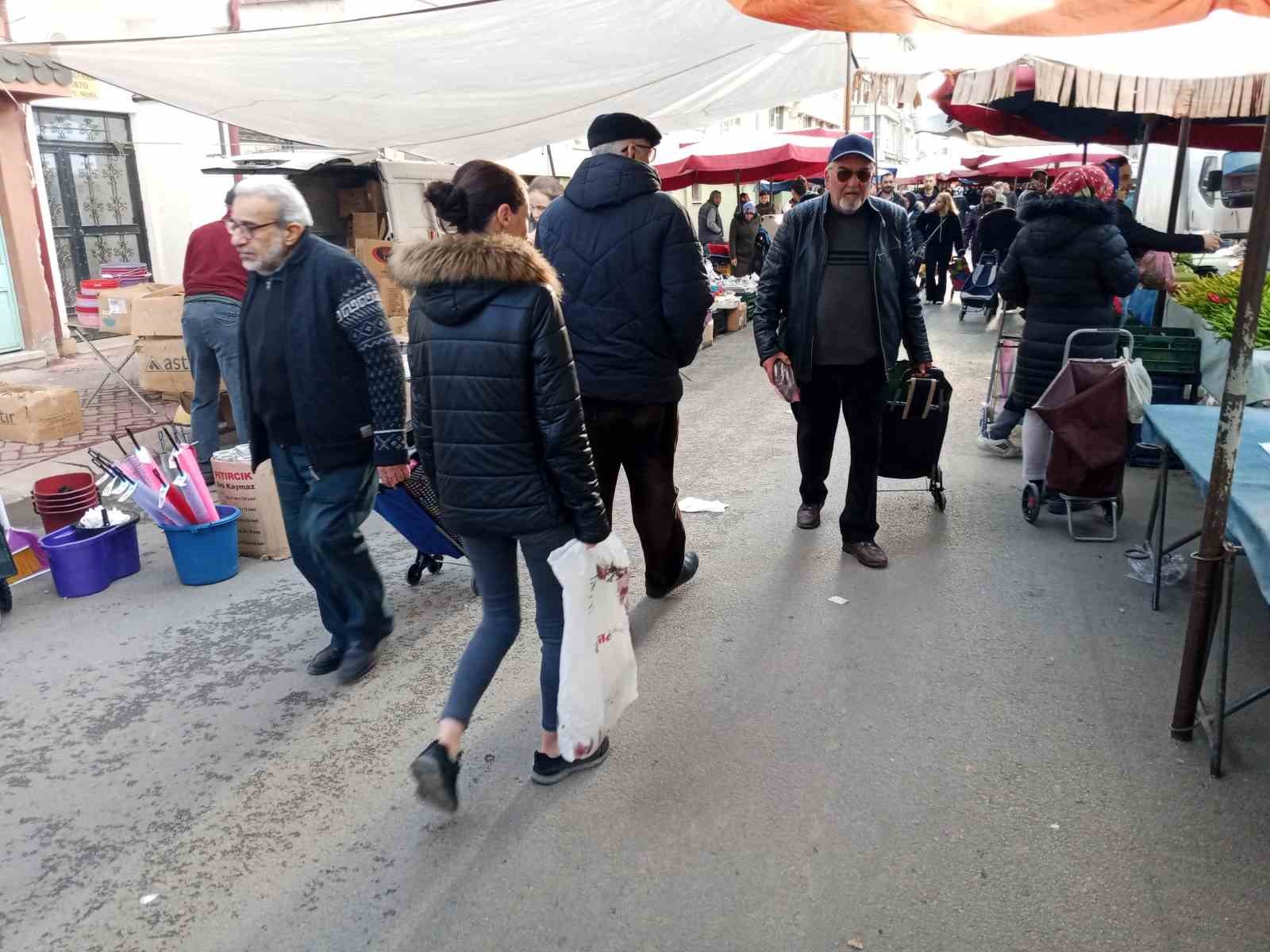 Semt pazarlarında Ramazan yoğunluğu