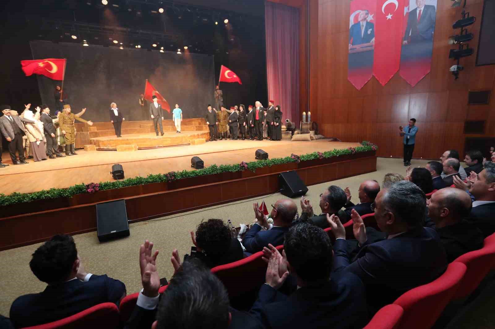 Vali Hüseyin Aksoy, “Cumhuriyete Doğru” adlı tiyatro oyunu büyük ilgi ile izledi
