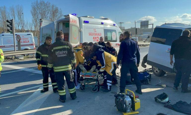 Tekirdağ'da TIR'ın, ışıkta bekleyen minibüse çarptığı kazada 5 kişi yaralandı