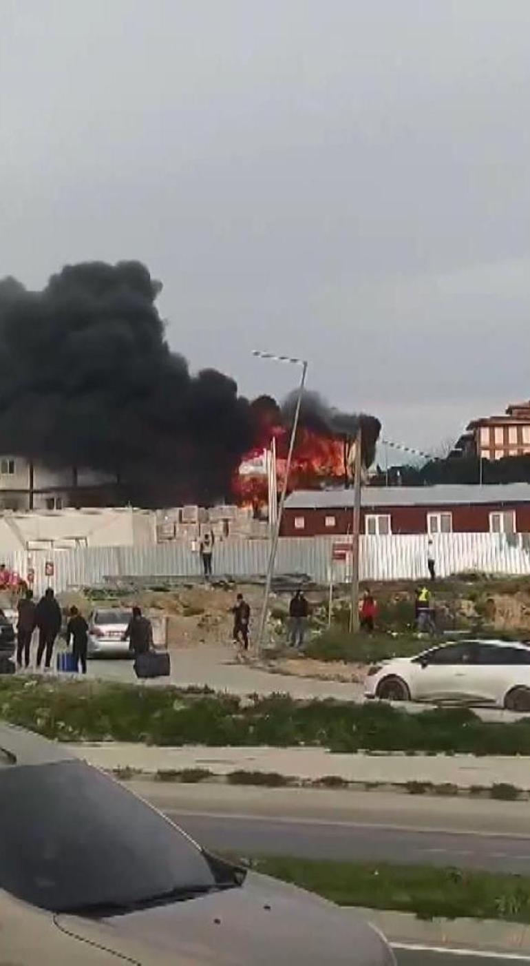 Arnavutköy'de inşaat alanında yangın