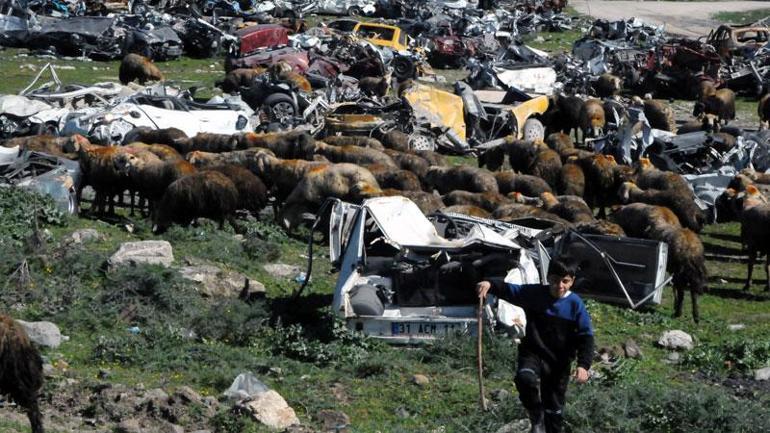 Hatay'da enkazda kalan sahibi belirlenemeyen binlerce araç hala arazilerde bekletiliyor