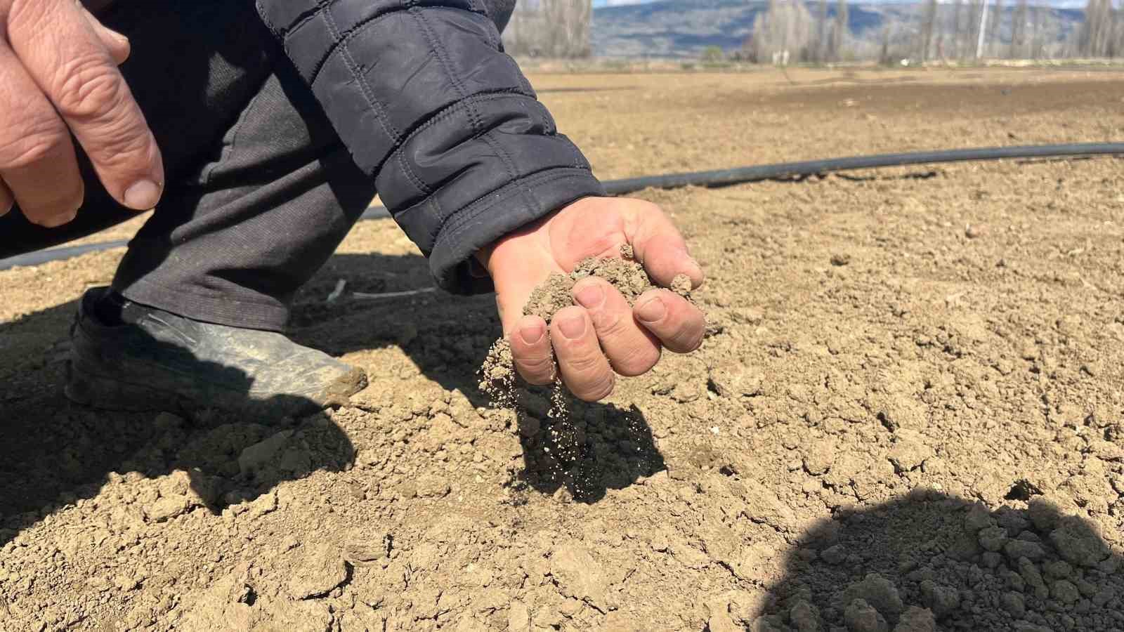 Son dönemlerin en kurak kış ayında çiftçiler tarlalarını 2 ay önce sulamaya başladı
