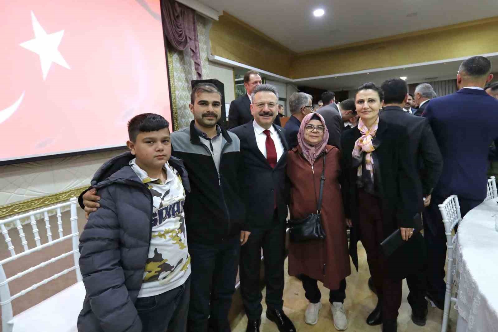 Vali Hüseyin Aksoy ve eşi Hülya Aksoy şehit aileleri ve gaziler onuruna iftar yemeği düzenledi