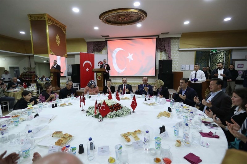 Vali Hüseyin Aksoy ve eşi Hülya Aksoy şehit aileleri ve gaziler onuruna iftar yemeği düzenledi