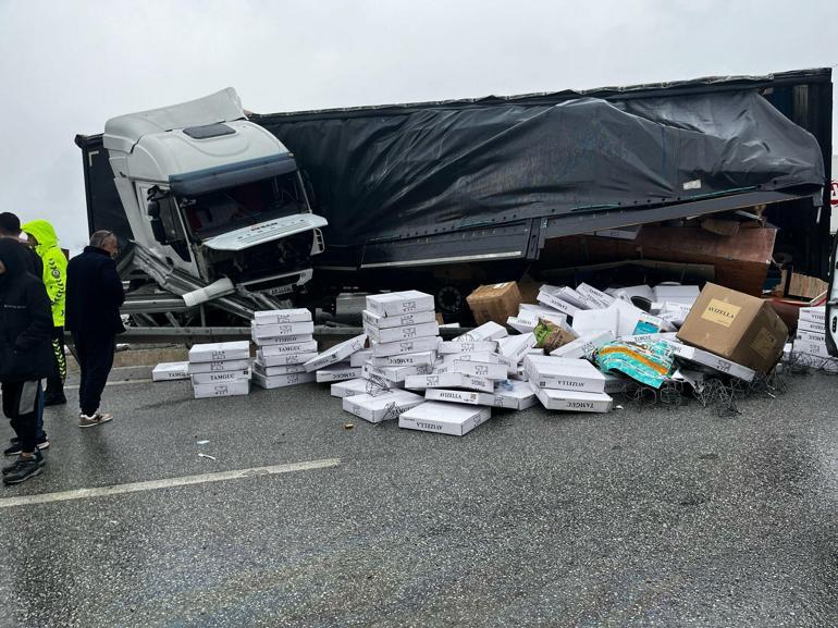 TIR'ın bariyere çarptığı kaza kamerada: 1'i ağır, 2 yaralı