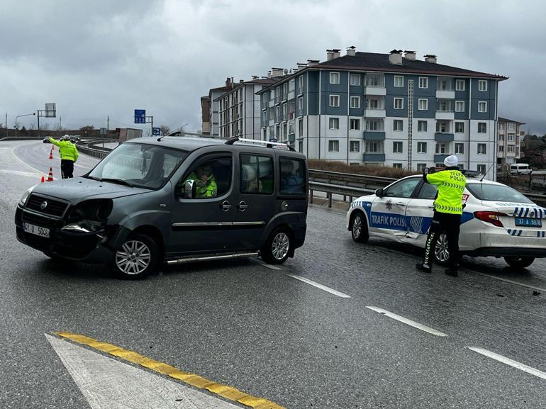 TIR'ın bariyere çarptığı kaza kamerada: 1'i ağır, 2 yaralı