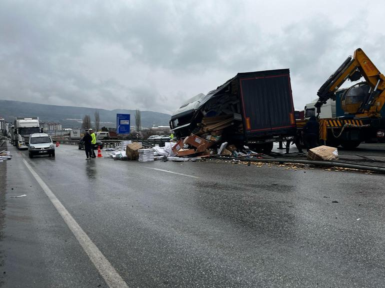 TIR'ın bariyere çarptığı kaza kamerada: 1'i ağır, 2 yaralı