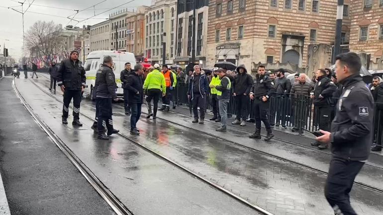 Fatih'te, tramvaya çarpan motosikletli ağır yaralandı