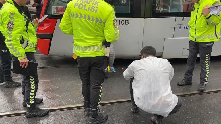 Fatih'te, tramvaya çarpan motosikletli ağır yaralandı