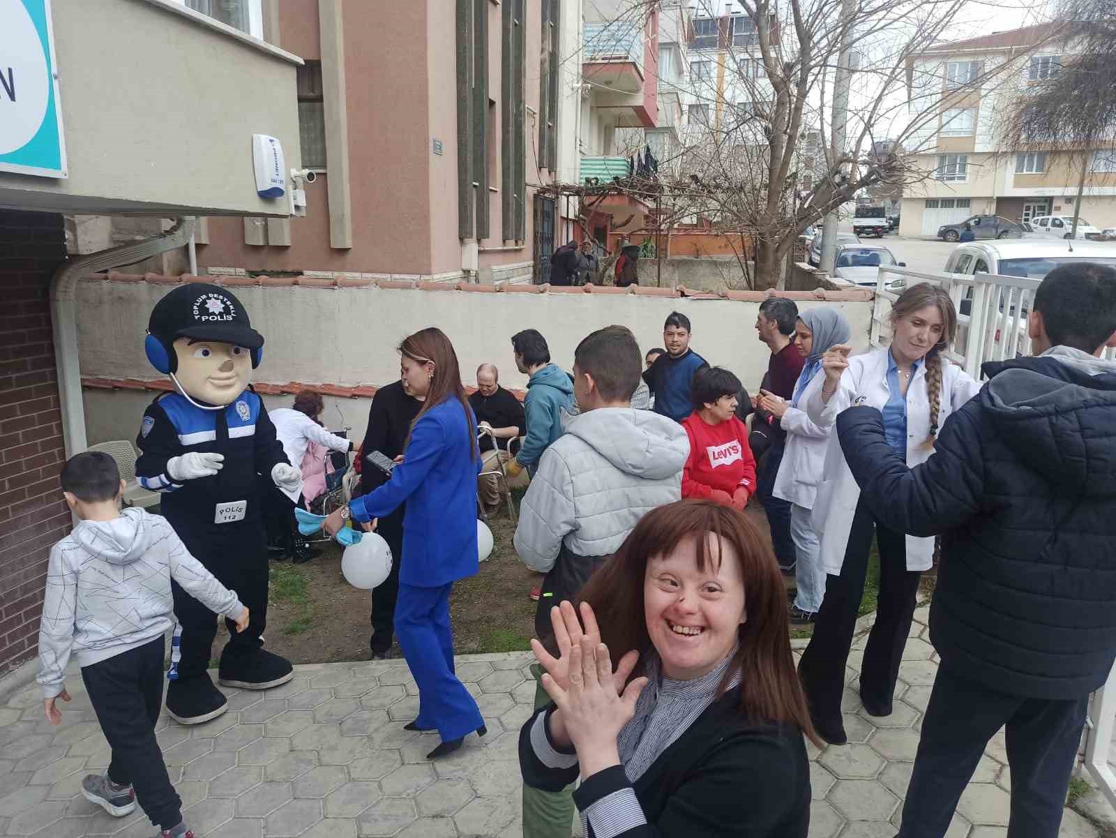 Polis ekipleri down sendromlu öğrencileri ziyaret etti